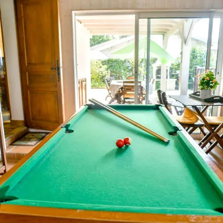Avec Piscine Et Jardin, Vila
